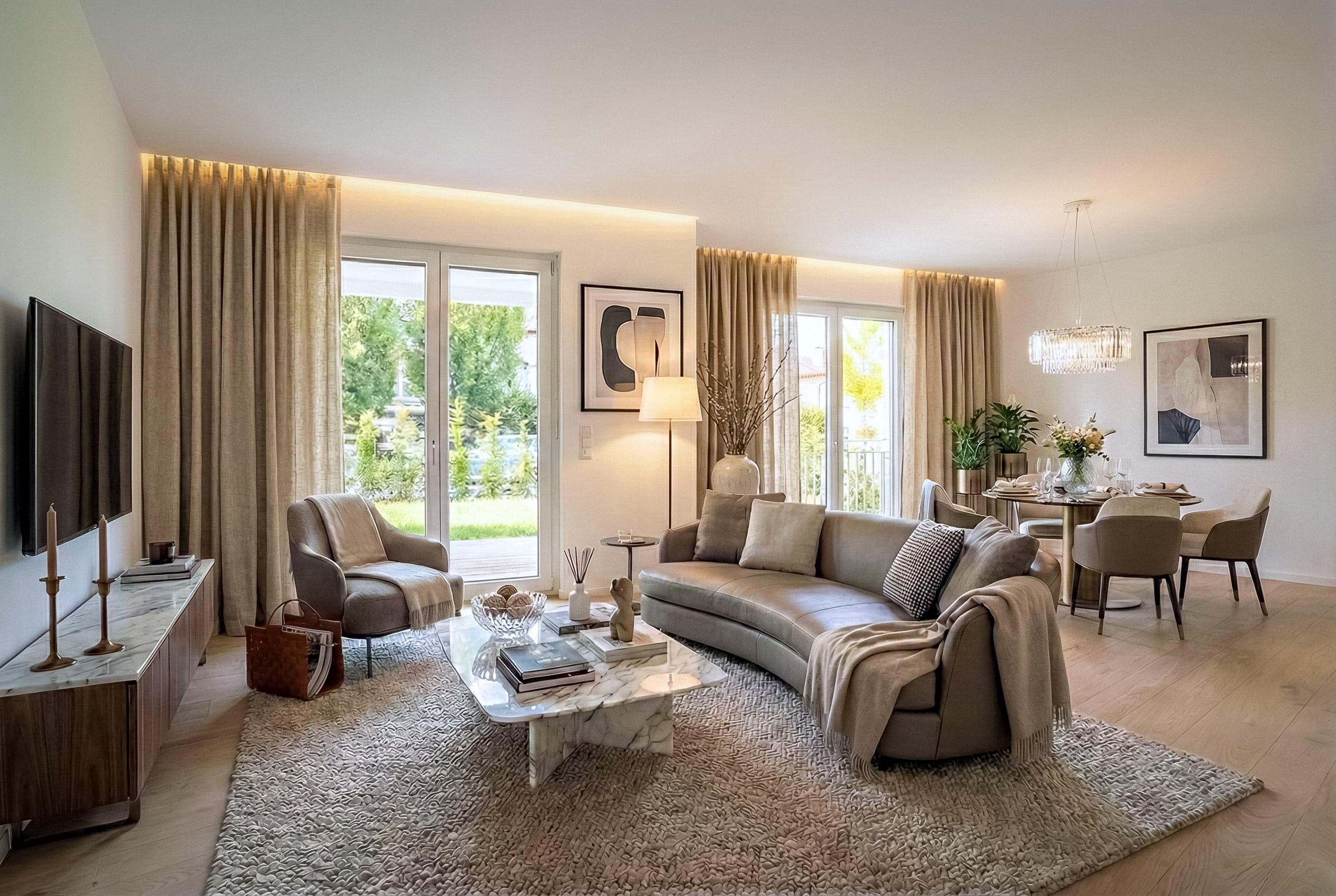 Wohnzimmer mit Marmortisch und Blick in den Garten — digital möblierte Gartenwohnung in der Villa Verde, München